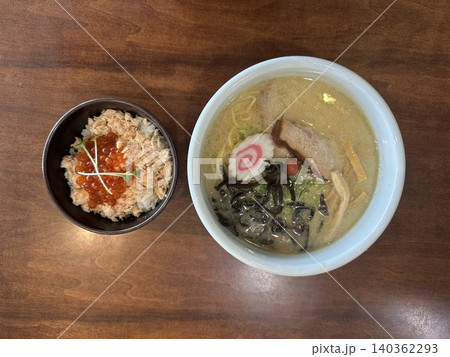 豚骨ラーメンと鮭いくらご飯のセットを真上から撮影した和食ランチ 140362293