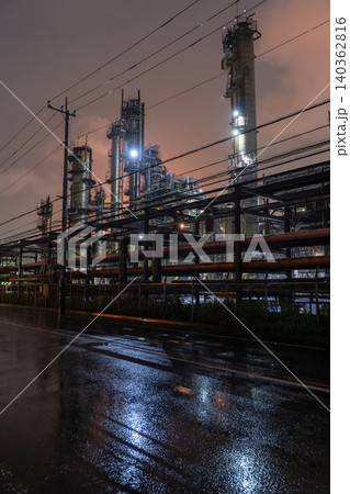 雨の中の川崎市浮島町の工場夜景 雨の中の川崎市浮島町の工場夜景 140362816