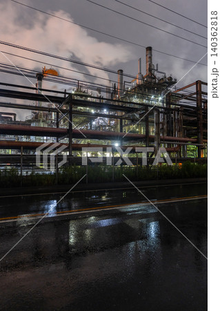 雨の中の川崎市浮島町の工場夜景 雨の中の川崎市浮島町の工場夜景 140362818