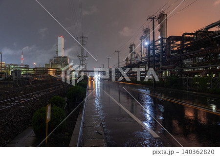 雨の中の川崎市浮島町の工場夜景 140362820