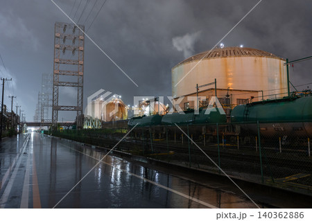 雨の中の川崎市浮島町の工場夜景 雨の中の川崎市浮島町の工場夜景 140362886