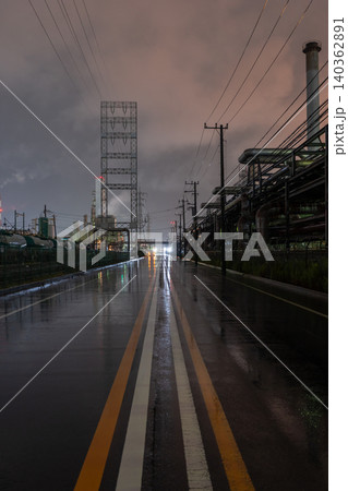 雨の中の川崎市浮島町の工場夜景 雨の中の川崎市浮島町の工場夜景 140362891
