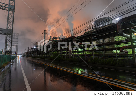 雨の中の川崎市浮島町の工場夜景 雨の中の川崎市浮島町の工場夜景 140362892