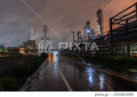 雨の中の川崎市浮島町の工場夜景 140362896