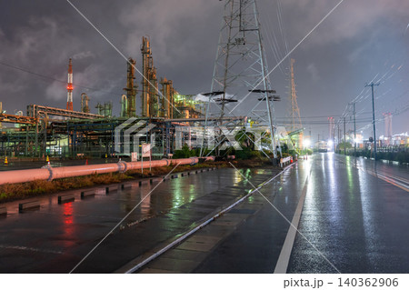 雨の中の川崎市浮島町の工場夜景 雨の中の川崎市浮島町の工場夜景 140362906