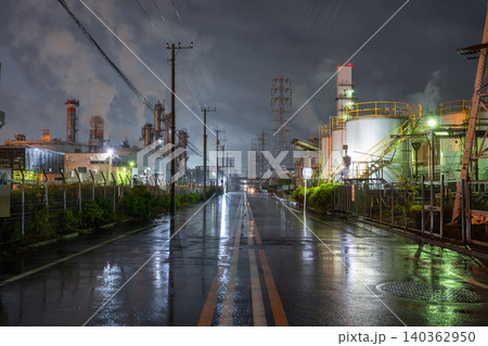 雨の中の川崎市浮島町の工場夜景 140362950