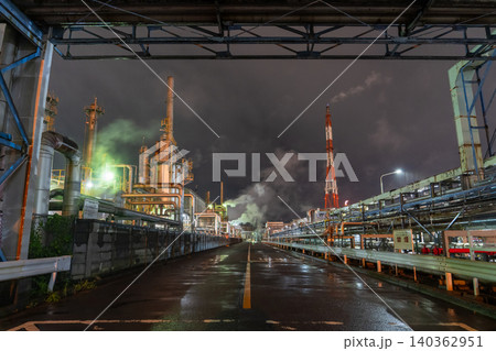 雨の中の川崎市浮島町の工場夜景 雨の中の川崎市浮島町の工場夜景 140362951
