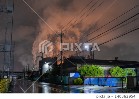 雨の中の川崎市浮島町の工場夜景 雨の中の川崎市浮島町の工場夜景 140362954
