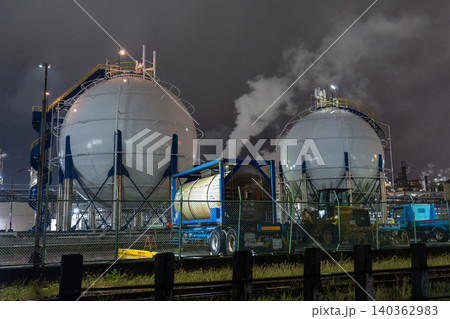 川崎市浮島町の球形タンクと工場夜景 川崎市浮島町の球形タンクと工場夜景 140362983
