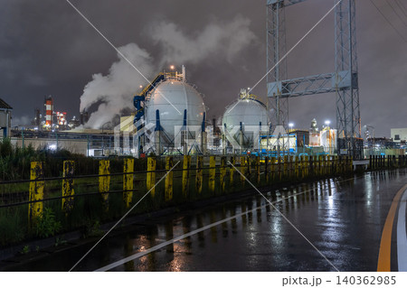 川崎市浮島町の球形タンクと工場夜景 川崎市浮島町の球形タンクと工場夜景 140362985