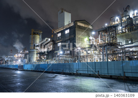 雨の中の川崎市千鳥町の工場夜景 雨の中の川崎市千鳥町の工場夜景 140363109