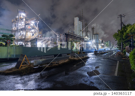 雨の中の川崎市千鳥町の工場夜景 雨の中の川崎市千鳥町の工場夜景 140363117