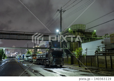 雨の中の川崎市千鳥町の工場夜景 140363119
