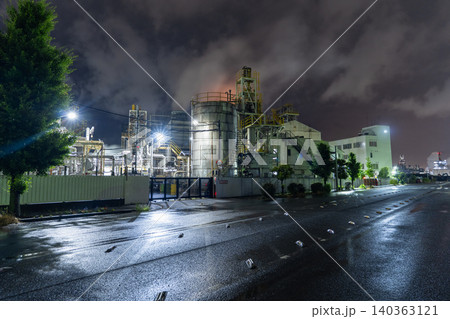 雨の中の川崎市千鳥町の工場夜景 雨の中の川崎市千鳥町の工場夜景 140363121