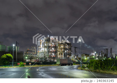 雨の中の川崎市千鳥町の工場夜景 雨の中の川崎市千鳥町の工場夜景 140363145