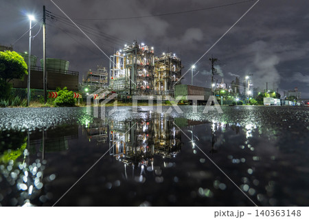 雨の中の川崎市千鳥町の工場夜景 雨の中の川崎市千鳥町の工場夜景 140363148