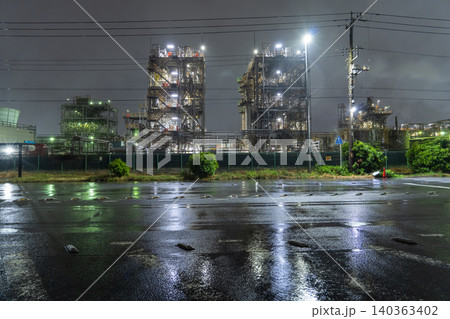 雨の中の川崎市千鳥町の工場夜景 雨の中の川崎市千鳥町の工場夜景 140363402