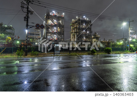 雨の中の川崎市千鳥町の工場夜景 雨の中の川崎市千鳥町の工場夜景 140363403