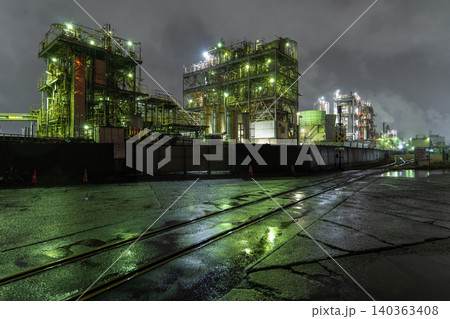 雨の中の川崎市千鳥町の工場夜景 雨の中の川崎市千鳥町の工場夜景 140363408