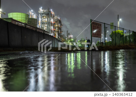 雨の中の川崎市千鳥町の工場夜景 雨の中の川崎市千鳥町の工場夜景 140363412