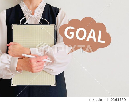ファイルを持った女性とGOALのある文字 ファイルを持った女性とGOALのある文字 140363520