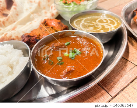 インドカレー店で食べるラムカレーのクローズアップ。ほうれん草カレーとタンドリーチキンも一緒に。 140363547