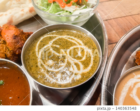 インドカレー店で食べるほうれん草カレーのクローズアップ。 インドカレー店で食べるほうれん草カレーのクローズアップ。 140363548