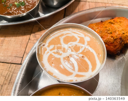 インドカレー店で食べるシーフードカレーのクローズアップ。 140363549