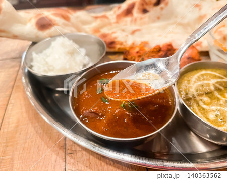 インドカレー店で食べるラムカレー。カレーをスプーンですくった様子。 インドカレー店で食べるラムカレー。カレーをスプーンですくった様子。 140363562