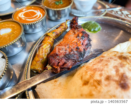 インドカレー店で食べるカバブ2種。タンドリーチキンとシシカバブ。 140363567