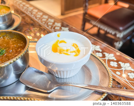 インドカレー店で食べる濃くて甘いヨーグルト。辛いカレーの合間に食べる箸休め。 インドカレー店で食べる濃くて甘いヨーグルト。辛いカレーの合間に食べる箸休め。 140363588