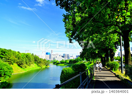 東京 千鳥ヶ淵緑道から桜田濠と霞が関の高層ビル群 東京 千鳥ヶ淵緑道から桜田濠と霞が関の高層ビル群 140364001