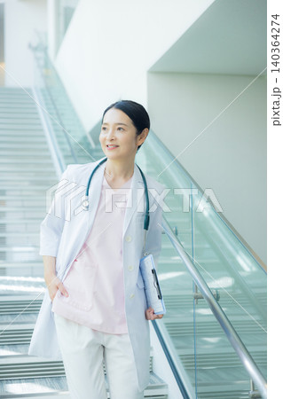 病院で働く人々 病院で働く人々 140364274