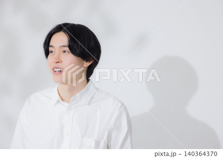白いシャツの男性  140364370