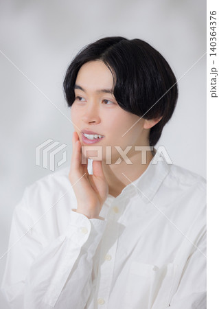 白いシャツの男性 白いシャツの男性 140364376