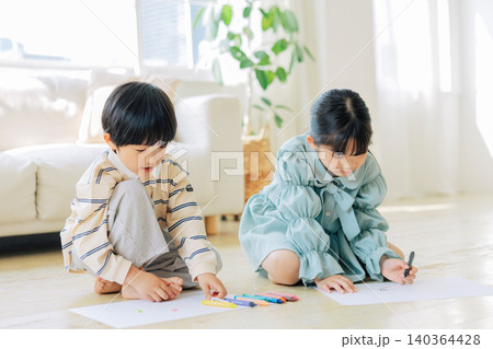 お絵描きをする子供たち お絵描きをする子供たち 140364428