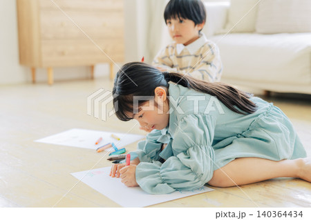 お絵描きをする子供たち 140364434