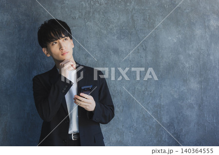 スマートフォンを持つ男性 スマートフォンを持つ男性 140364555