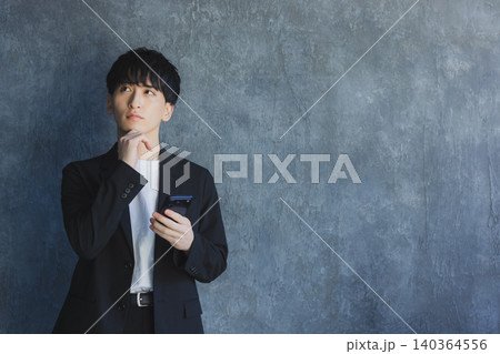 スマートフォンを持つ男性 スマートフォンを持つ男性 140364556