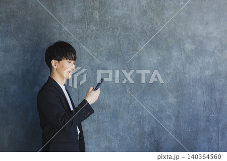 スマートフォンを持つ男性 スマートフォンを持つ男性 140364560