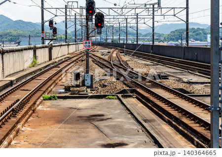 青空の下に続く鉄道の架線とカーブする線路 俯瞰構図 140364665
