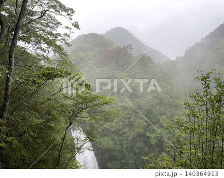 霧に霞む山並みと遠景に見える秋保大滝の雄大な風景 霧に霞む山並みと遠景に見える秋保大滝の雄大な風景 140364913