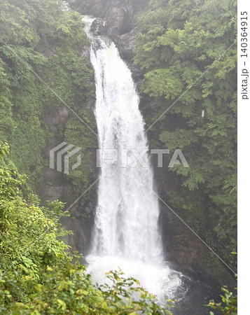 霧雨の中で轟く秋保大滝の正面全景と深緑の渓谷 140364915