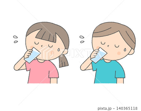 夏の暑さ対策 水分補給をする子供たち 140365118