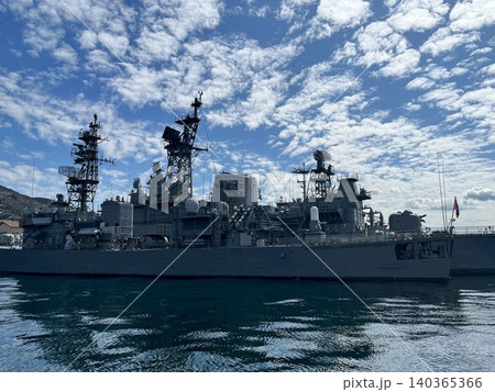呉港に停泊する海上自衛隊の護衛艦と青空 呉港に停泊する海上自衛隊の護衛艦と青空 140365366