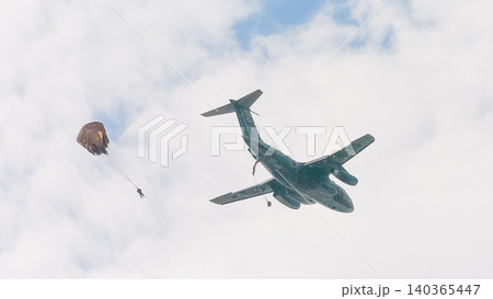 航空自衛隊C-1輸送機からの空挺降下 航空自衛隊C-1輸送機からの空挺降下 140365447