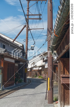 奈良県五條市・新町通りの古い街並み、歴史を感じる江戸時代の伝統的な建物と青空 奈良県五條市・新町通りの古い街並み、歴史を感じる江戸時代の伝統的な建物と青空 140365699