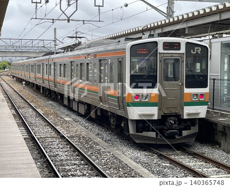 JR両毛線駒形駅の中線に停車する211系回送列車 JR両毛線駒形駅の中線に停車する211系回送列車 140365748