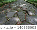 自然石が盛り上がった石畳 140366003