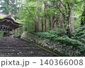 緑に覆われた神社の参道 140366008